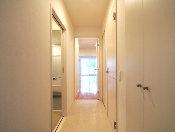 玄関　※写真は同じマンションの違う部屋のものになります。