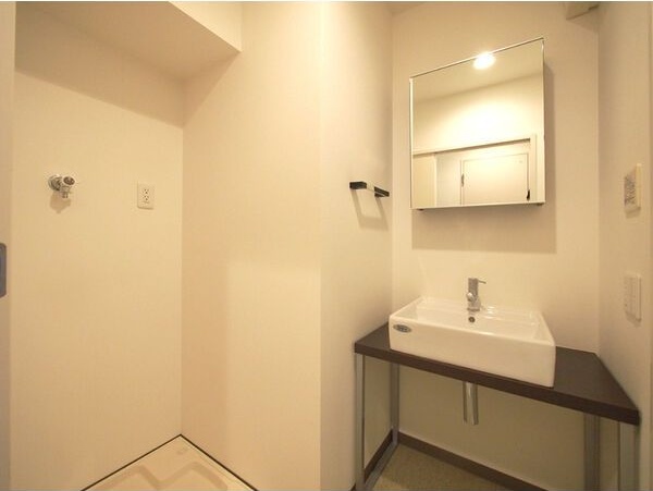 洗面設備　※写真は同じマンションの違う部屋のものになります。