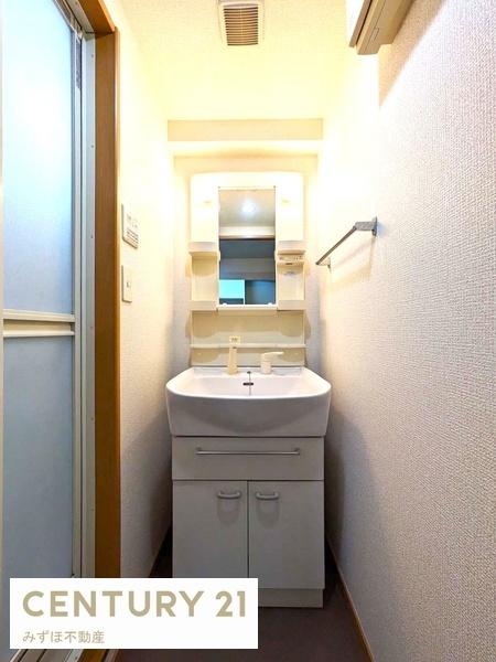 洗面設備　朝の身支度に便利な独立洗面台♪