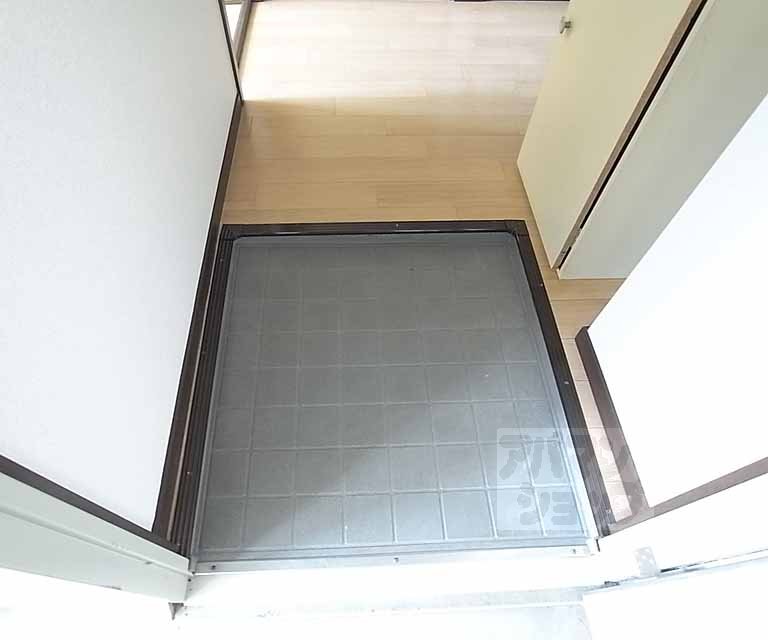 玄関　玄関スペース・下駄箱が付きます。