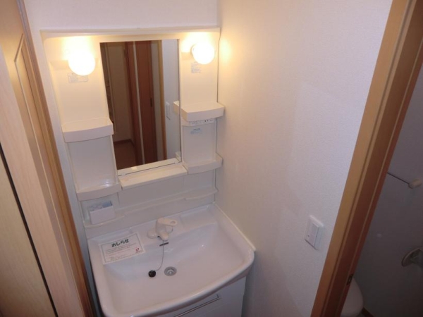 洗面設備　独立洗面台で朝の準備も快適です♪