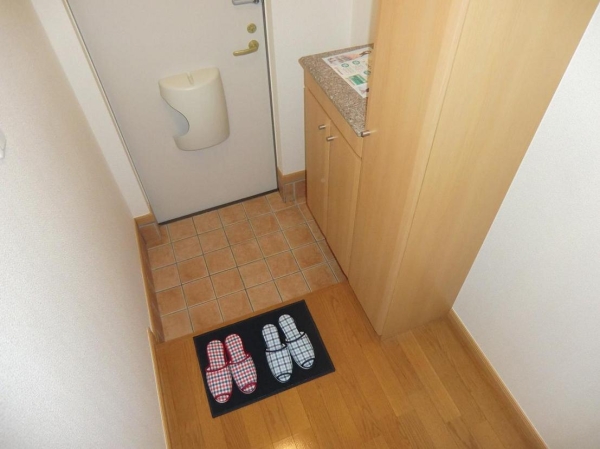 玄関　玄関を入るとホールがあります