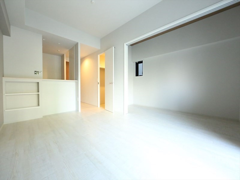 居室・リビング　ＬＤＫ11.8帖　洋室4.2帖　つなげても仕切っても使えます