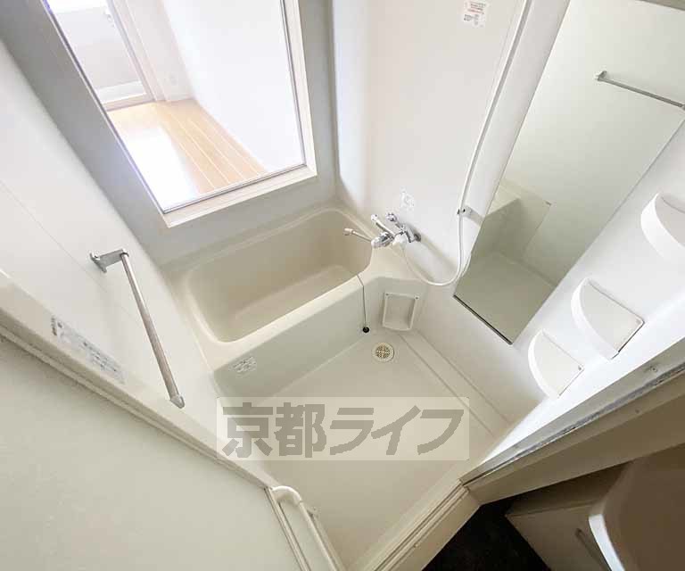 バス・シャワールーム　開放感のあるお風呂です