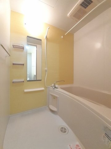 バス・シャワールーム　コンパクトで使いやすいお風呂です