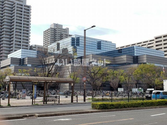 図書館　府立中央図書館（図書館）まで494m
