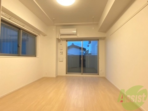 居室・リビング　白を基調としたお部屋です※写真は角部屋の使用です