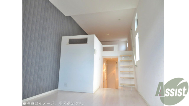 居室・リビング　ロフトのあるリビングのイメージ写真です。