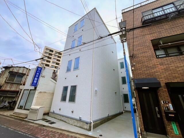 建物外観　４階建ての賃貸マンション