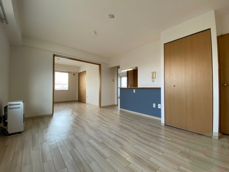 居室・リビング　木目のフローリングは落ち着きのある印象のお部屋になりますね。