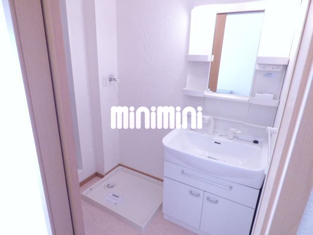 洗面設備　便利なシャドレ付きです。