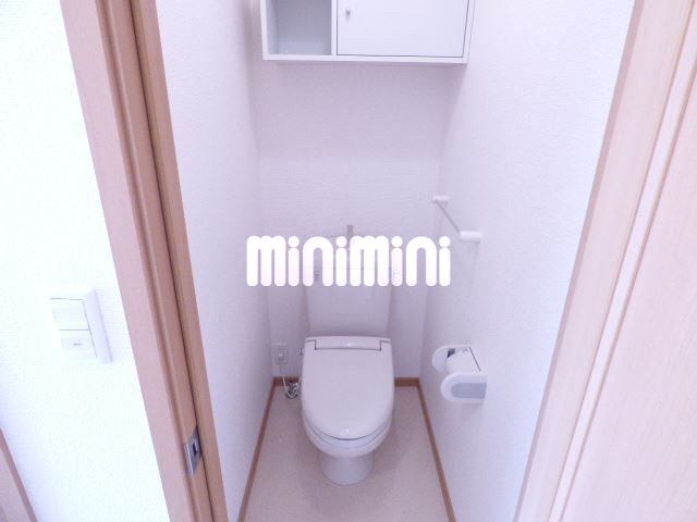 トイレ　収納がついて便利なトイレです。