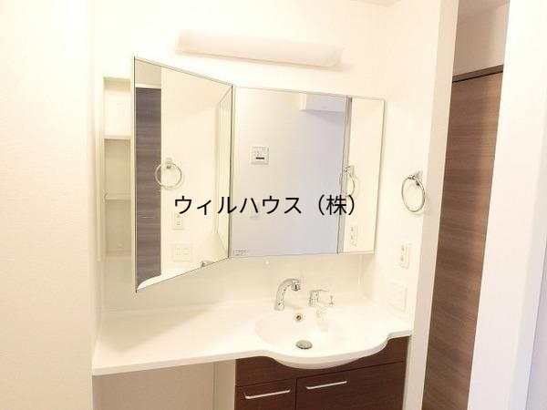洗面設備　大きな鏡のシャンプードレッサー！