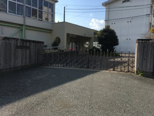 小学校　直方市立中泉小学校（小学校）まで499m