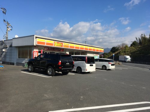 コンビニ　デイリー（コンビニ）まで523m