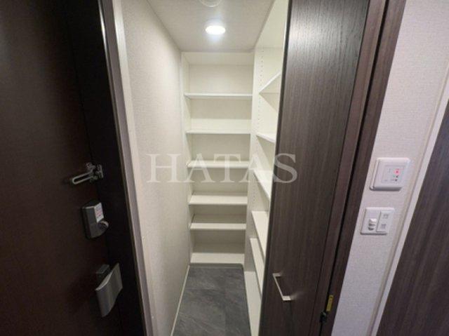 玄関　同物件別部屋です。