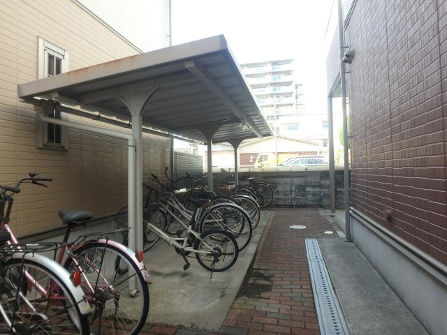 その他共有部分　屋根付き駐輪スペースです