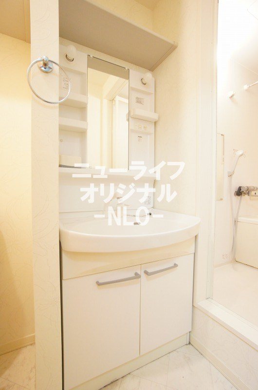 その他　シャワー付き洗面台で忙しい朝でも楽に身支度が出来ます！
