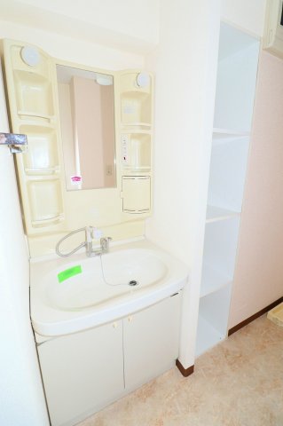 洗面設備　朝の身支度にも便利なシャワー付き洗面台