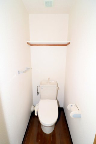 トイレ　トイレは温水洗浄便座付き　棚も有ります