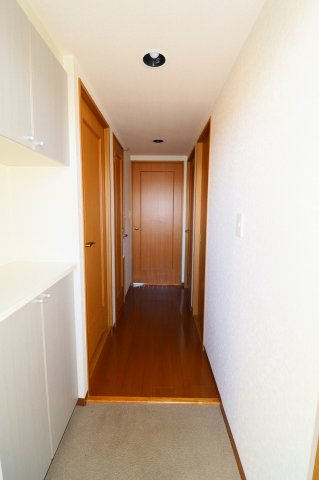 玄関　玄関横の下駄箱で、片付いた玄関がキープ！