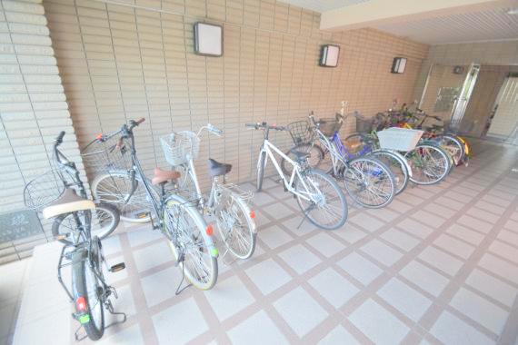 駐車場　敷地内にある駐輪場。雨の日にはうれしい屋根つきです。