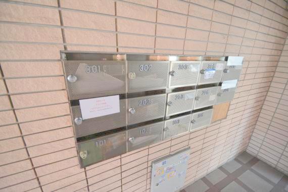 ロビー　ロビーにある各部屋毎のメールボックス。