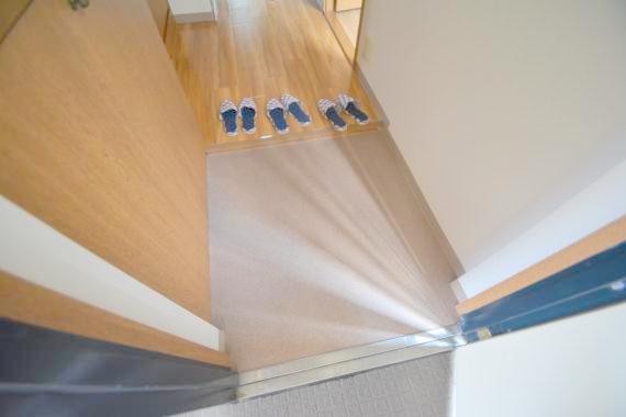 玄関　玄関に入るとお部屋まで一直線、明るい光が差し込みます。