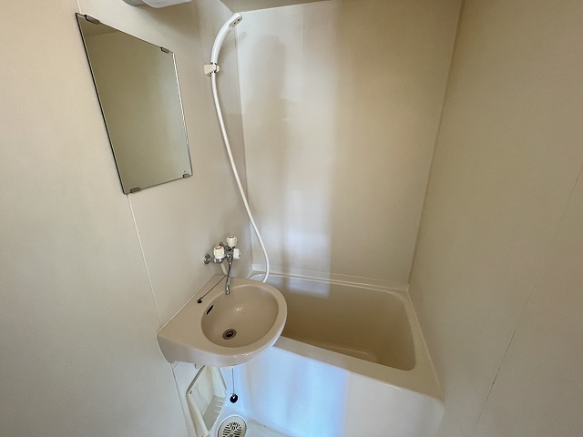 バス・シャワールーム　コンパクトで使いやすいお風呂です