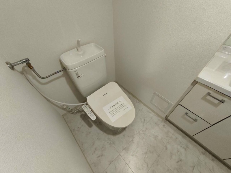 トイレ　ウォシュレット機能がついたトイレ。安心して使用できますね。