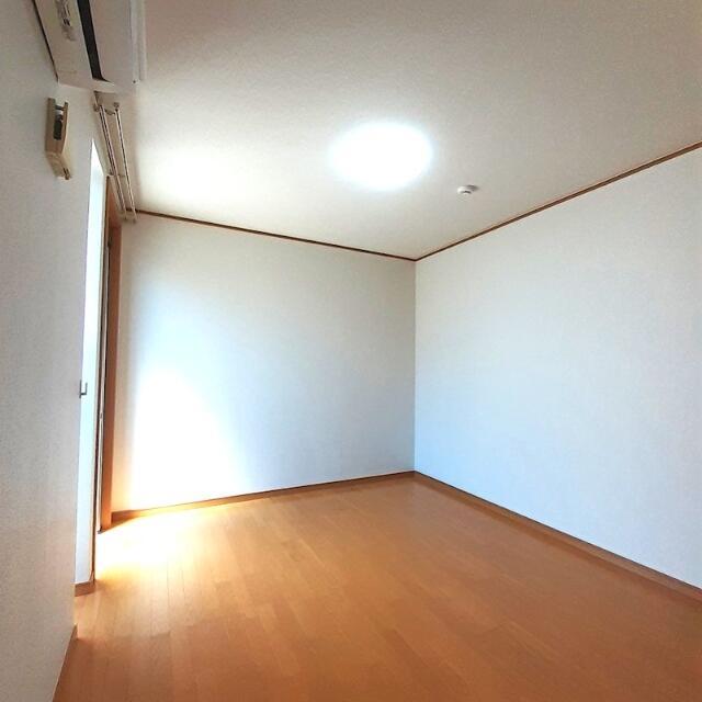 居室・リビング　落ち着いた色調の洋室です