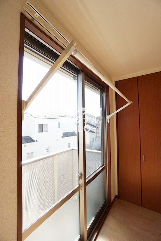その他設備　雨の日にも安心してお洗濯ができる室内物干し付☆