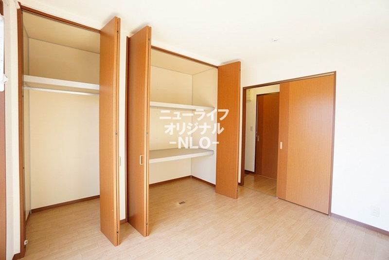 収納　洋服から布団、季節物までスッキリ収納できます☆
