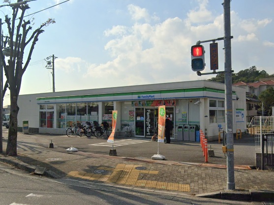 コンビニ　ファミリーマート 宝塚山本駅前店（コンビニ）まで600m