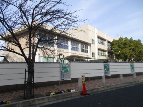 小学校　大阪狭山市立東小学校（小学校）まで667m