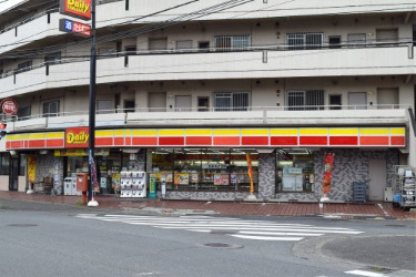 コンビニ　デイリーヤマザキ　川崎久地店（コンビニ）まで1010m