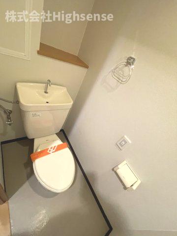 トイレ　落ち着いた色調のトイレです