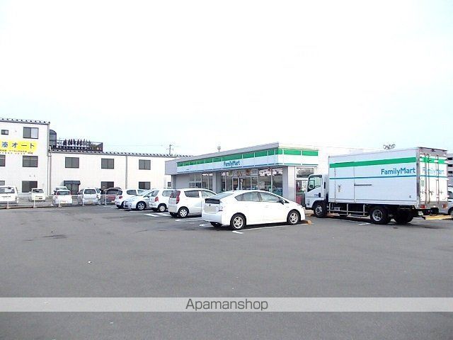 コンビニ　ファミリーマート（コンビニ）まで270m