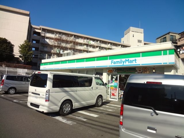 コンビニ　ファミリーマート津田山駅北店（コンビニ）まで606m