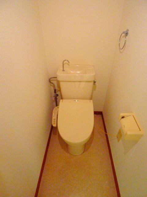 地下鉄東山線 本山駅 徒歩5分 3階建 築37年のトイレ写真