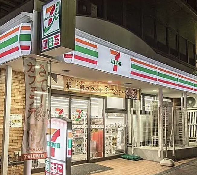 コンビニ　セブン-イレブン 港区芝浦１丁目店（コンビニ）まで131m