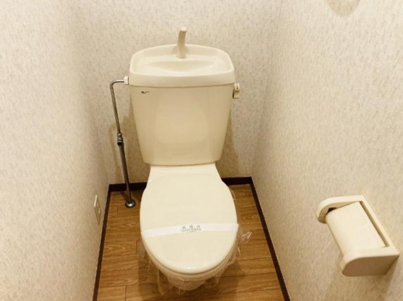 小田急小田原線 本厚木駅 徒歩10分 2階建 築28年のトイレ写真