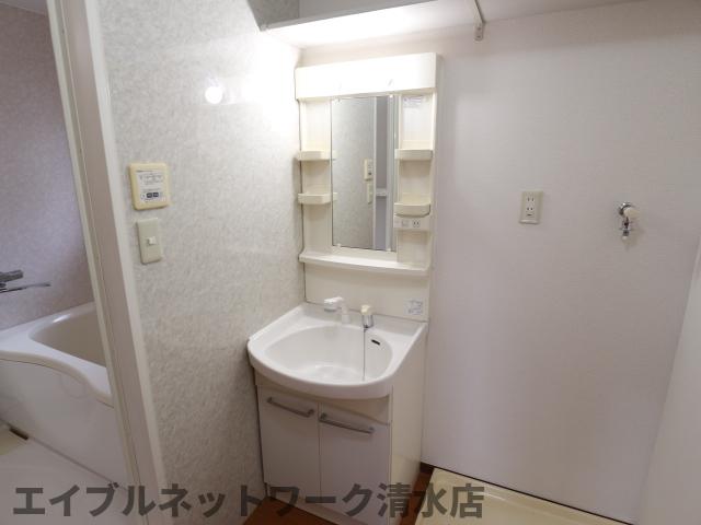 洗面設備　ゆったりとスペースのある洗面所