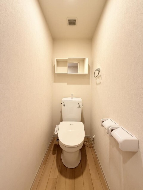 トイレ　同物件別室（左右反転）のイメージ写真