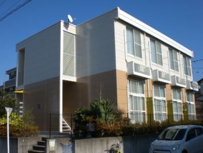 逗子市桜山のアパートの建物外観