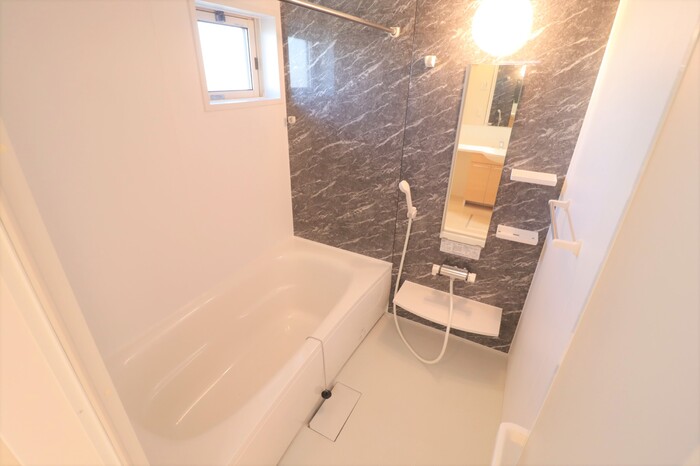バス・シャワールーム　＊同物件、別部屋になります。