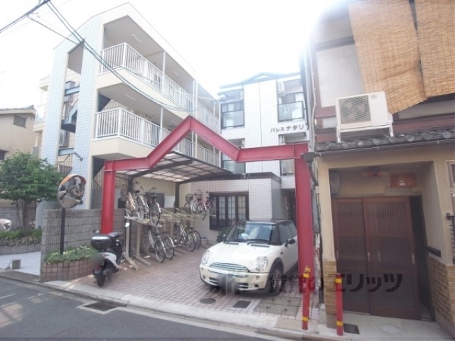 京都市上京区白銀町のマンションの建物外観