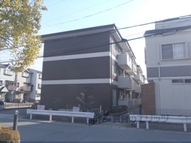 京都市伏見区久我森の宮町のマンションの建物外観