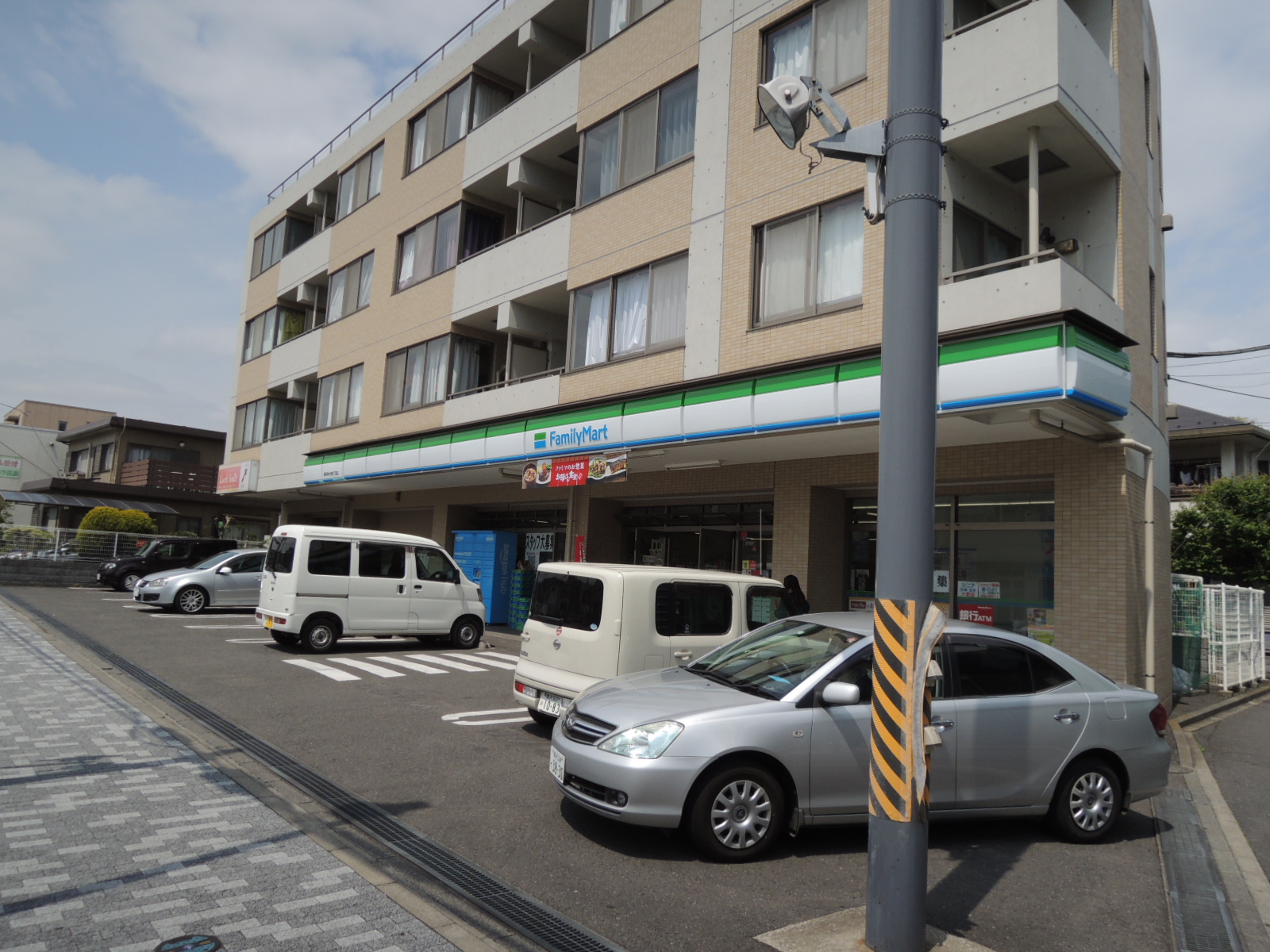 コンビニ　ファミリーマート横浜神大寺三丁目店（コンビニ）まで392m