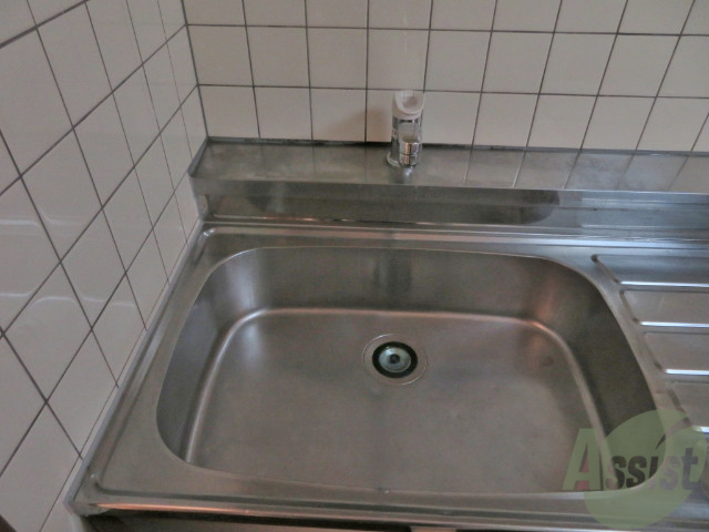 洗面設備　流しも大きめなので洗い物もしやすそうなキッチンですね。